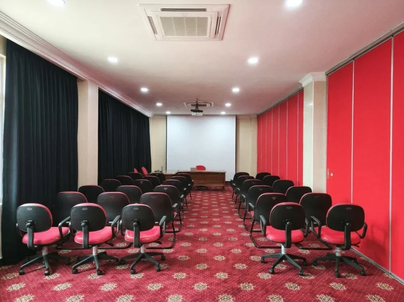 Ruang training Bank EKA Bandar Lampung dengan partisi kedap suara dan pass door
